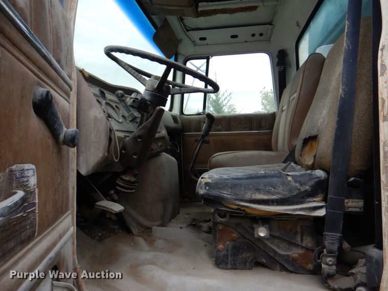 image for item JY9959 1996 Ford L8000  refuse truck