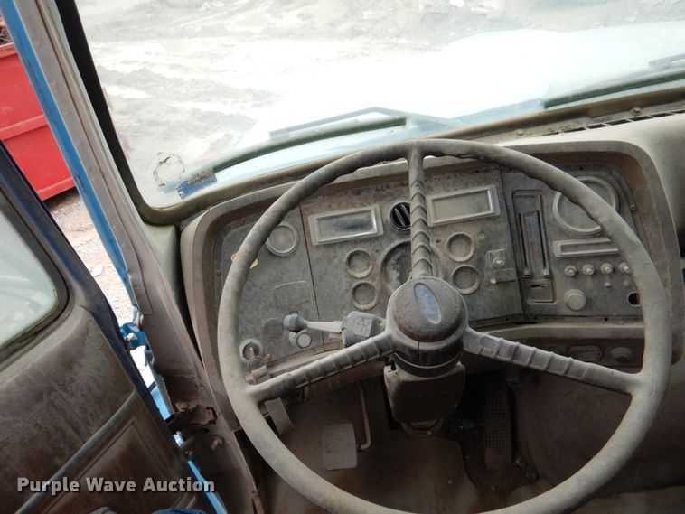 image for item JY9959 1996 Ford L8000  refuse truck