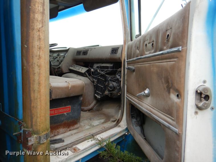 image for item JY9959 1996 Ford L8000  refuse truck