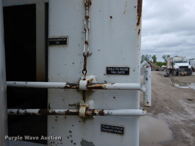 image for item JY9960 1999 Freightliner FL80  refuse truck