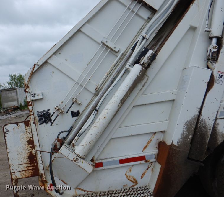 image for item JY9960 1999 Freightliner FL80  refuse truck