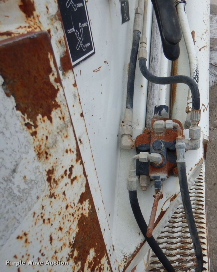 image for item JY9960 1999 Freightliner FL80  refuse truck