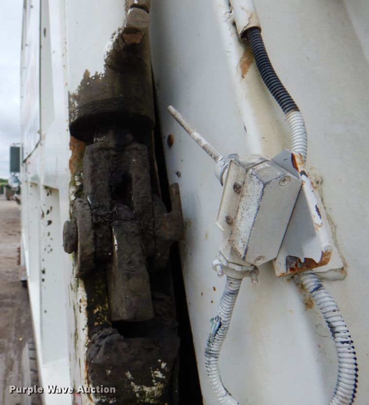 image for item JY9960 1999 Freightliner FL80  refuse truck