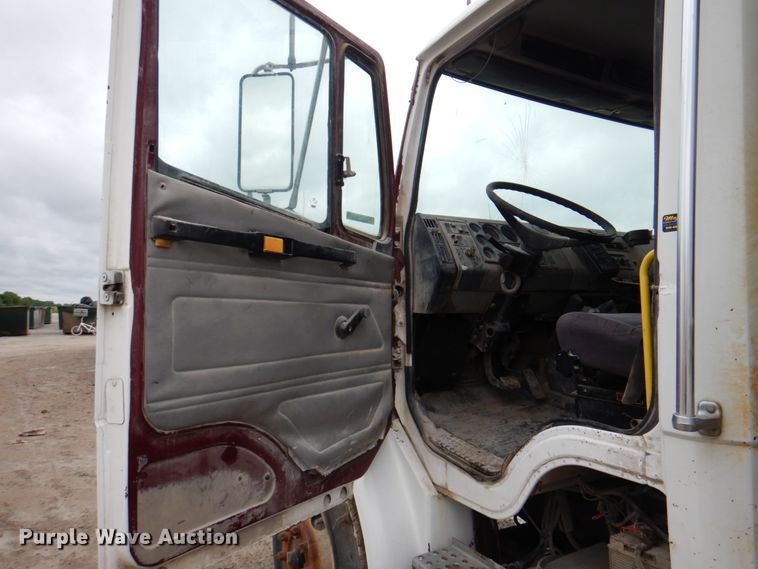 image for item JY9960 1999 Freightliner FL80  refuse truck