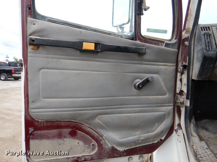 image for item JY9960 1999 Freightliner FL80  refuse truck