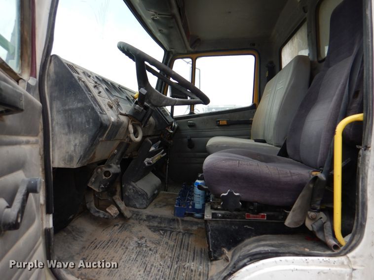 image for item JY9960 1999 Freightliner FL80  refuse truck