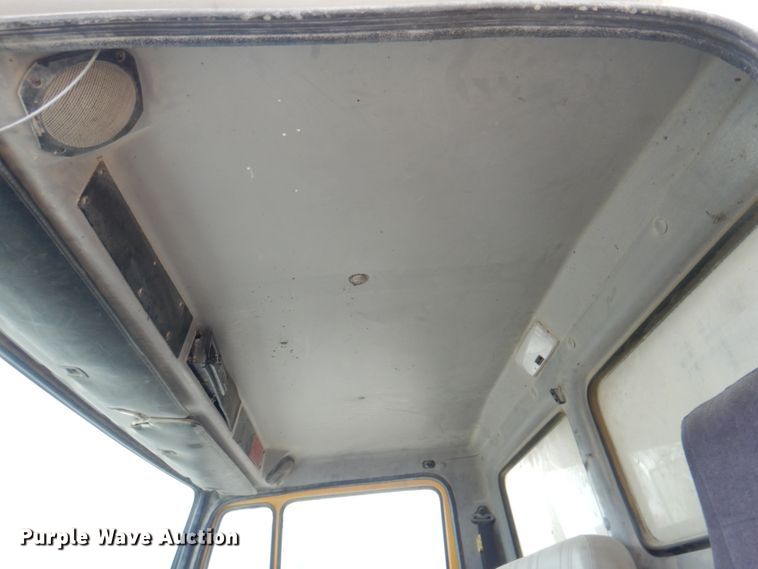 image for item JY9960 1999 Freightliner FL80  refuse truck