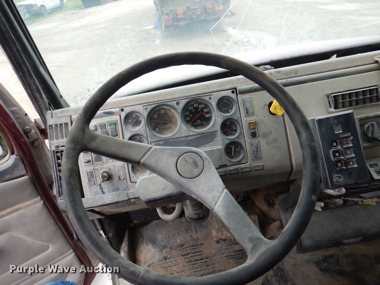 image for item JY9960 1999 Freightliner FL80  refuse truck