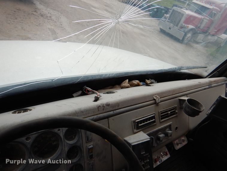 image for item JY9960 1999 Freightliner FL80  refuse truck