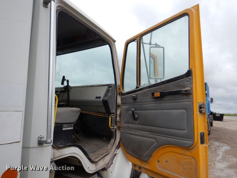 image for item JY9960 1999 Freightliner FL80  refuse truck