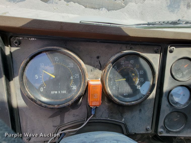 image for item KD9382 1982 International CO-9670  winch truck