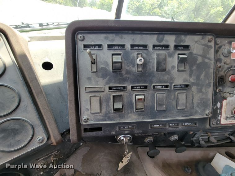 image for item KD9382 1982 International CO-9670  winch truck