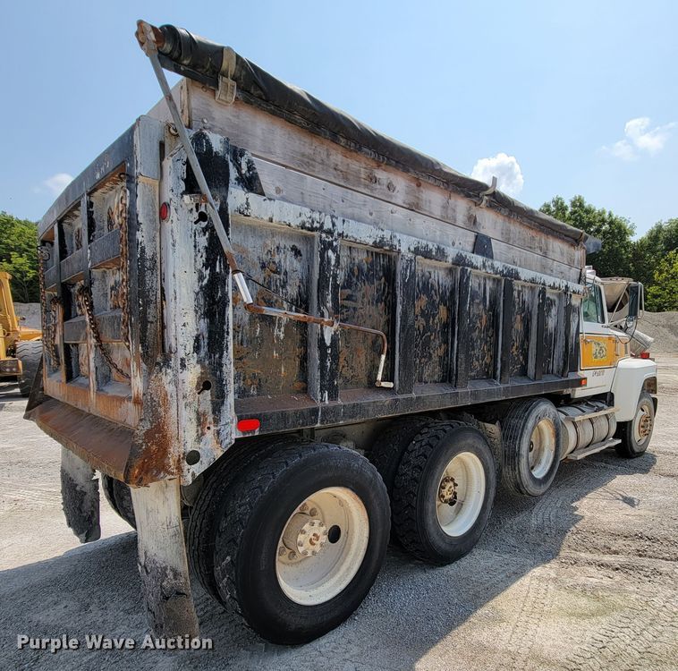 image for item KD9383 1985 Ford 9000  dump truck