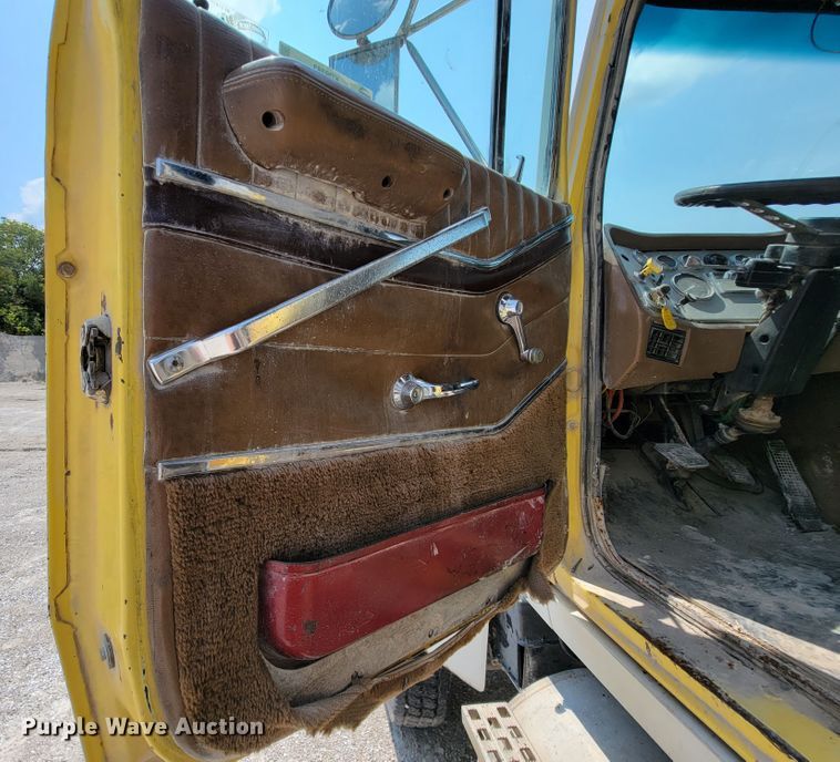 image for item KD9383 1985 Ford 9000  dump truck