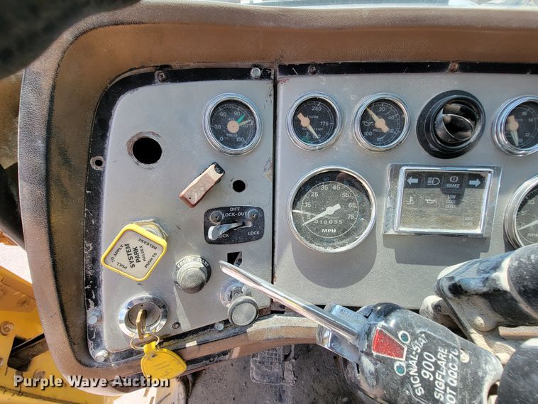 image for item KD9383 1985 Ford 9000  dump truck