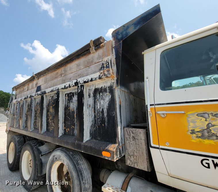 image for item KD9383 1985 Ford 9000  dump truck