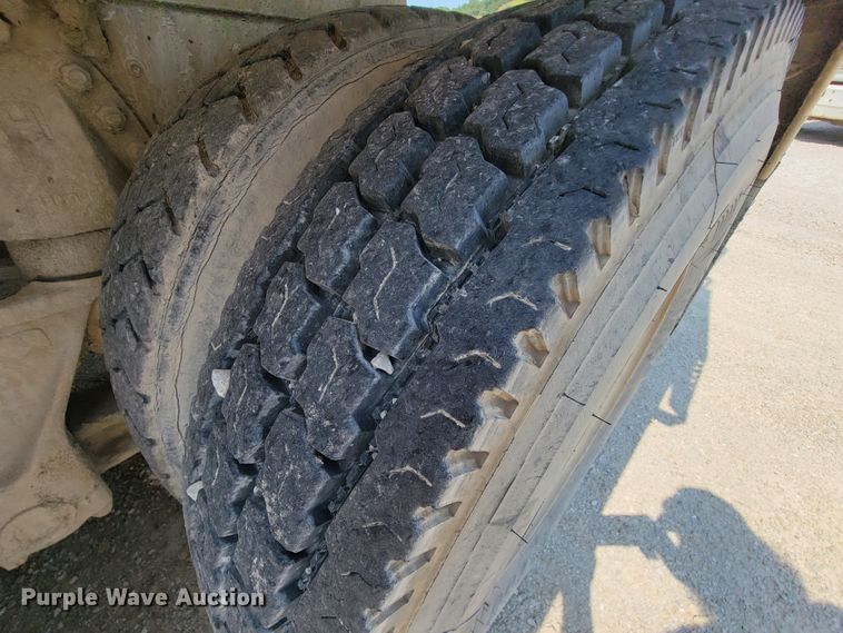 image for item KD9384 1993 Ford LT8000  ready mix truck