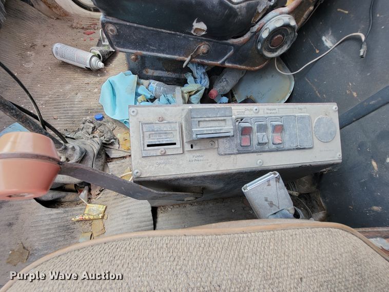 image for item KD9385 1994 Ford LT8000  ready mix truck