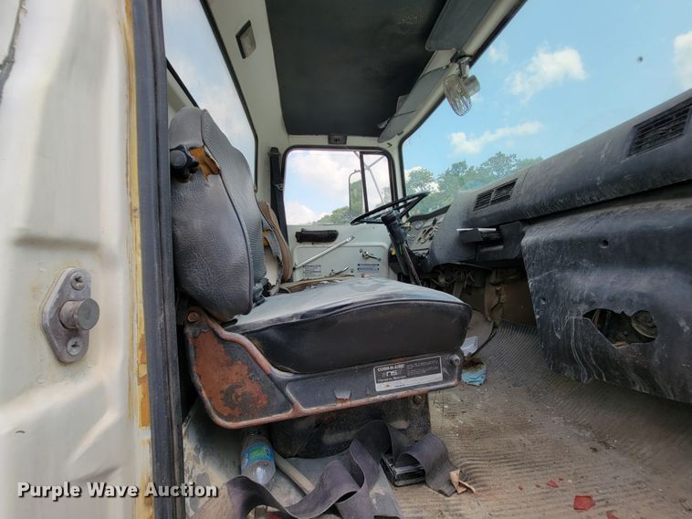 image for item KD9385 1994 Ford LT8000  ready mix truck