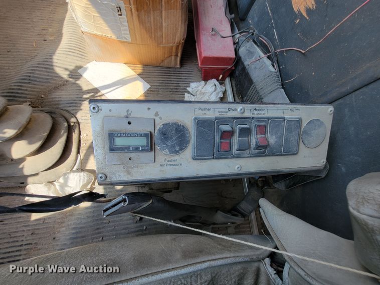 image for item KD9386 1994 Ford LT8000  ready mix truck