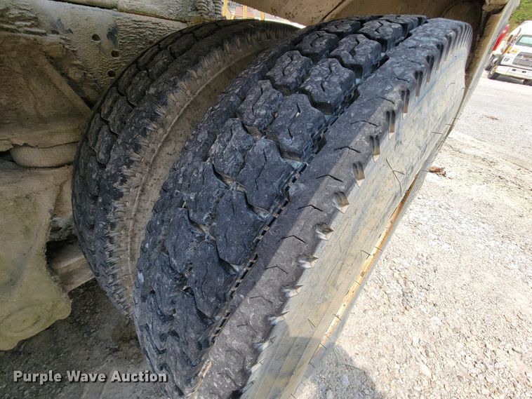 image for item KD9387 1994 Ford LT8000  ready mix truck