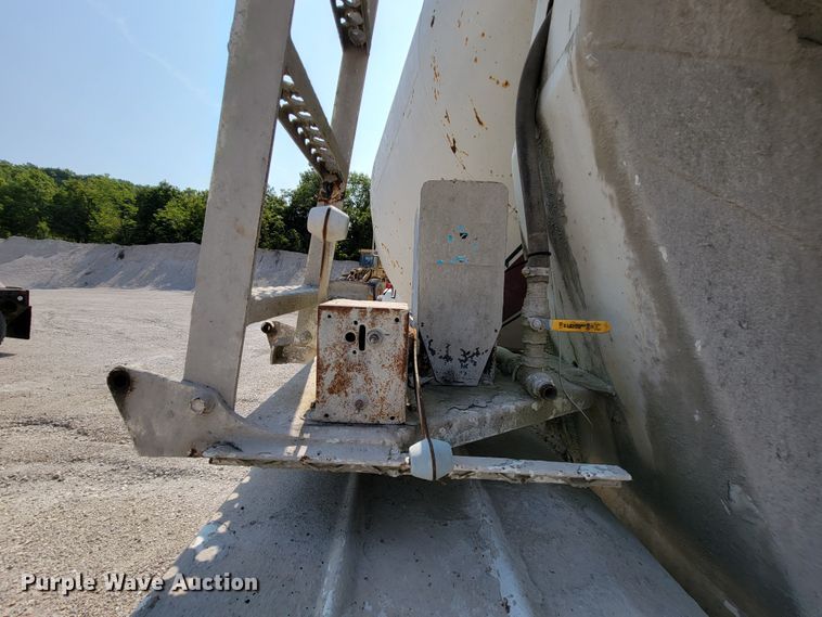 image for item KD9391 1994 Ford LT8000  ready mix truck