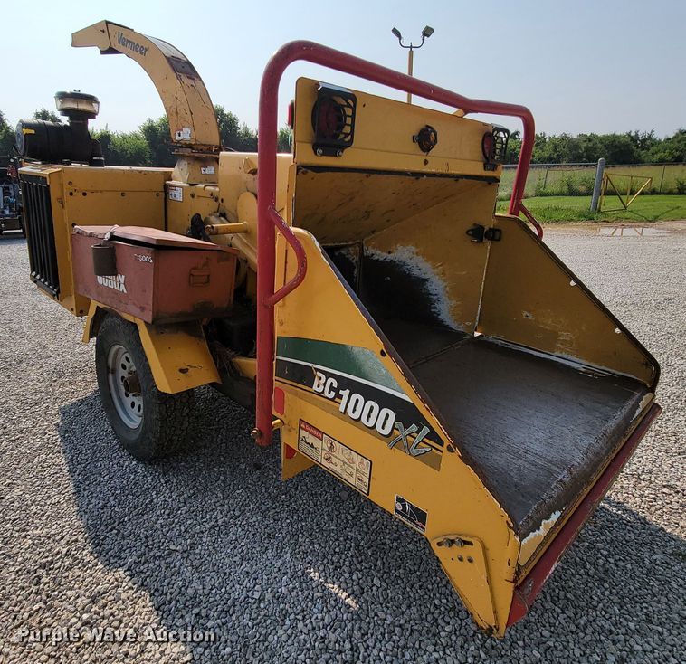 image for item KD9402 2010 Vermeer BC1000XL  wood chipper