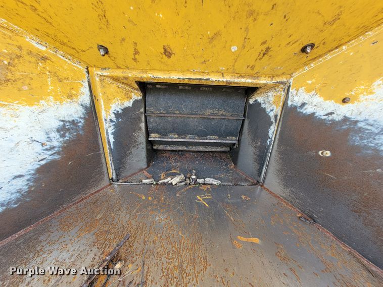 image for item KD9402 2010 Vermeer BC1000XL  wood chipper