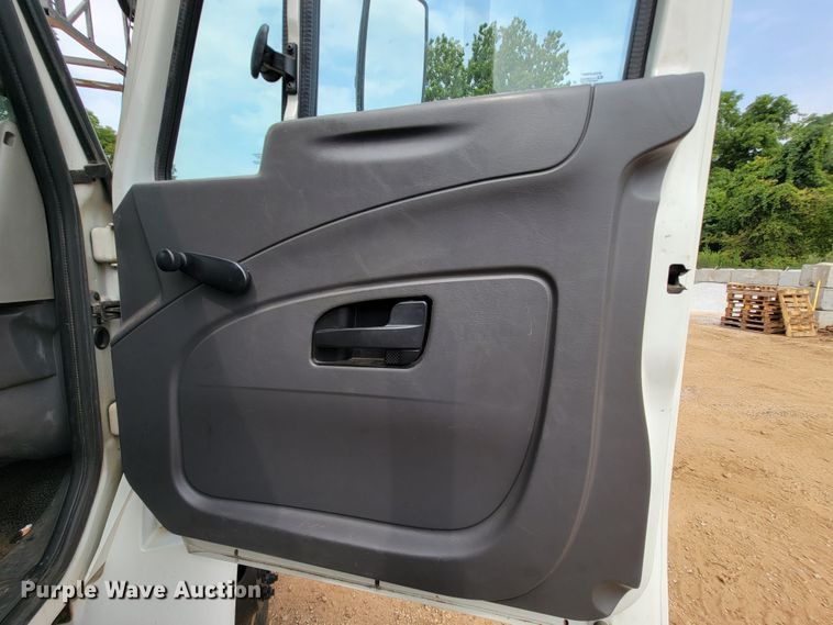 image for item KD9406 2009 International Dura Star 4300  bucket truck