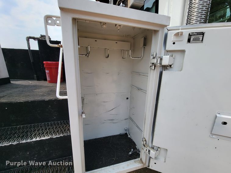 image for item KD9406 2009 International Dura Star 4300  bucket truck