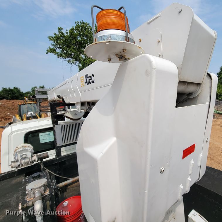 image for item KD9406 2009 International Dura Star 4300  bucket truck