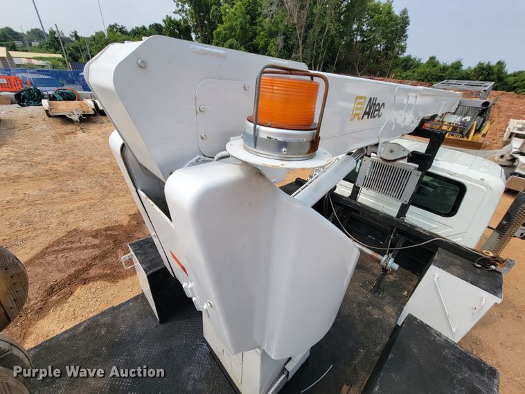 image for item KD9406 2009 International Dura Star 4300  bucket truck