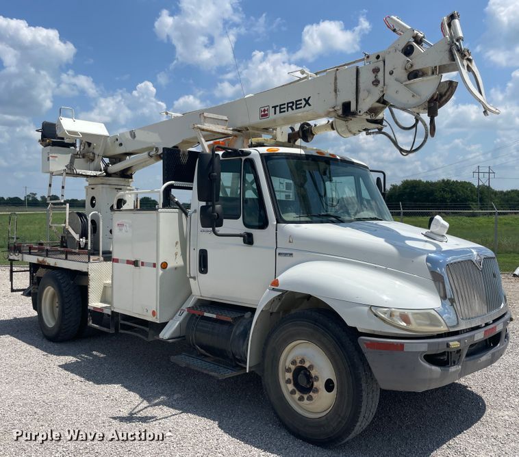 image for item KK9543 2009 International 4300  digger derrick truck