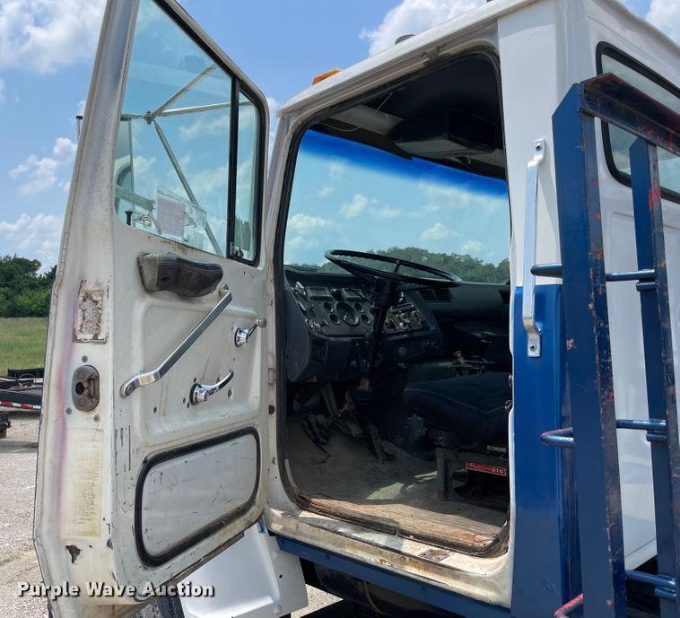 image for item KK9621 1992 Ford L8000  flatbed truck