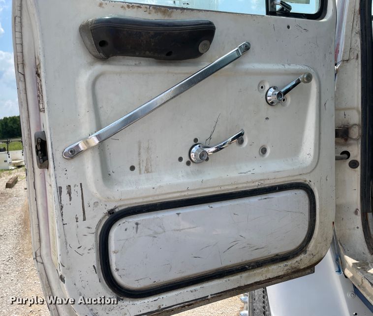 image for item KK9621 1992 Ford L8000  flatbed truck