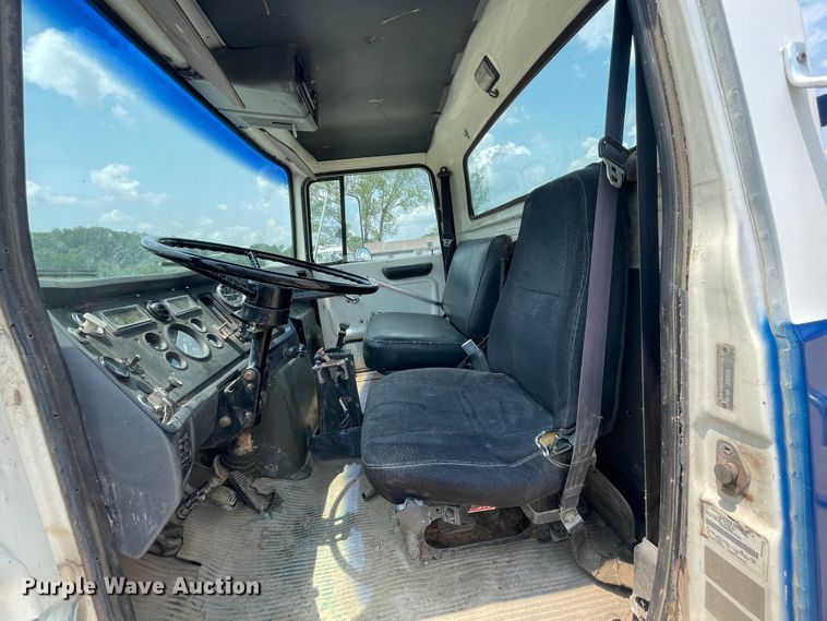 image for item KK9621 1992 Ford L8000  flatbed truck