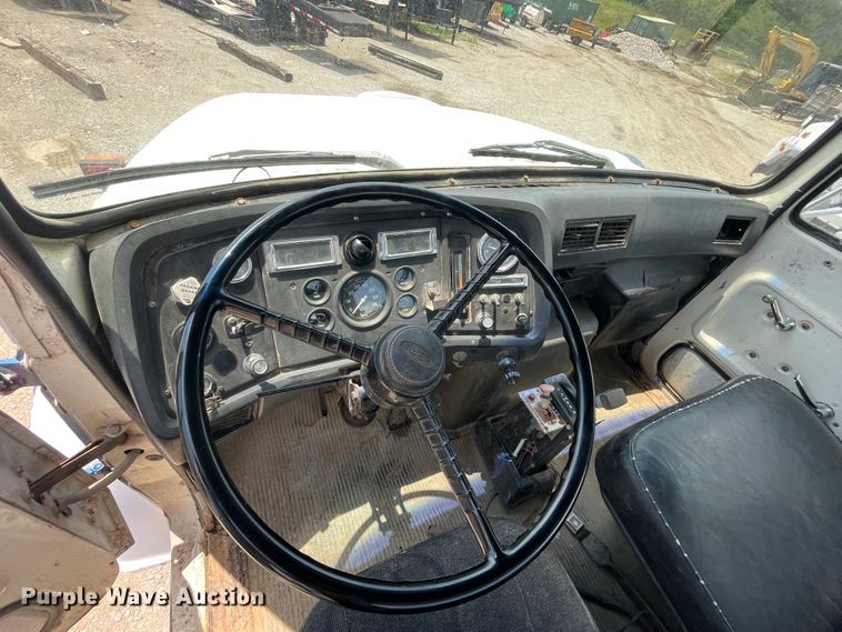 image for item KK9621 1992 Ford L8000  flatbed truck