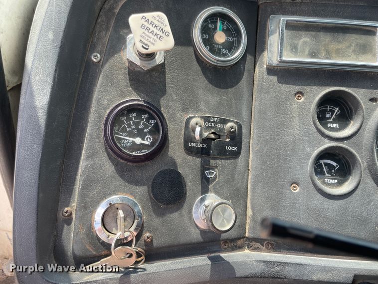 image for item KK9621 1992 Ford L8000  flatbed truck