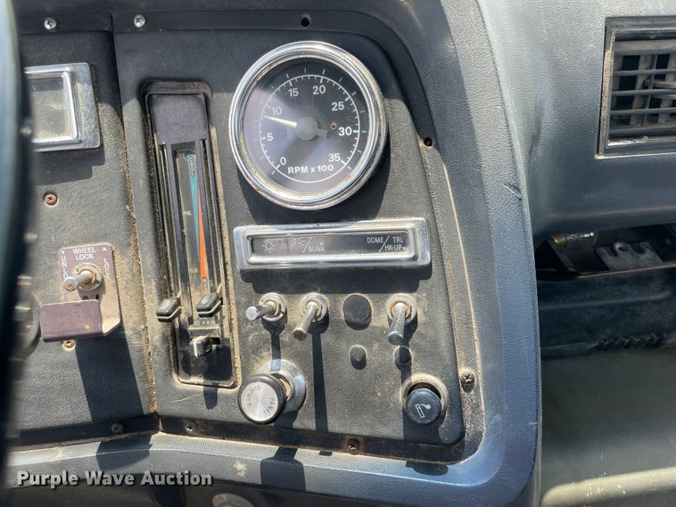 image for item KK9621 1992 Ford L8000  flatbed truck