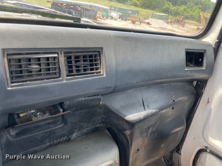 image for item KK9621 1992 Ford L8000  flatbed truck