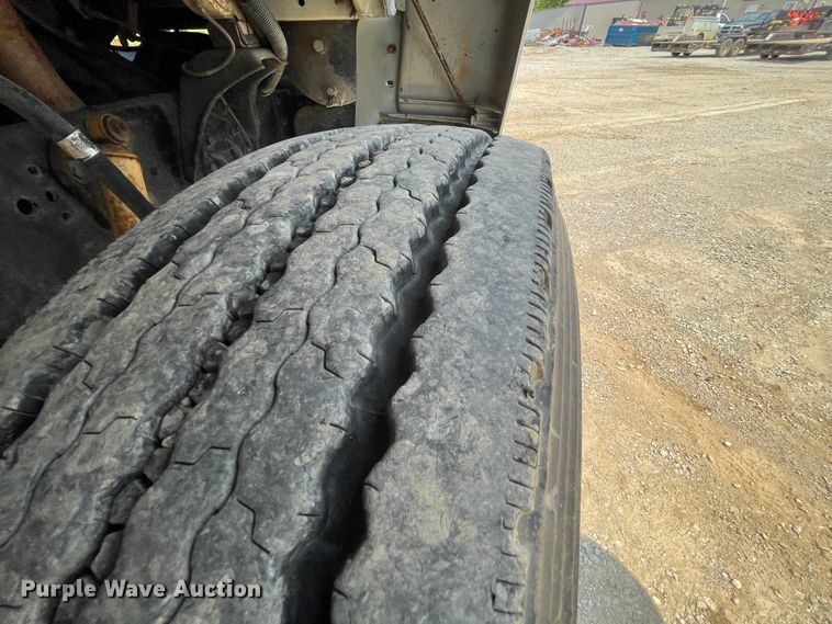 image for item KK9621 1992 Ford L8000  flatbed truck