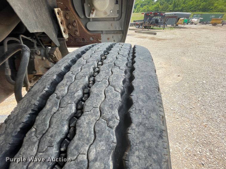 image for item KK9621 1992 Ford L8000  flatbed truck