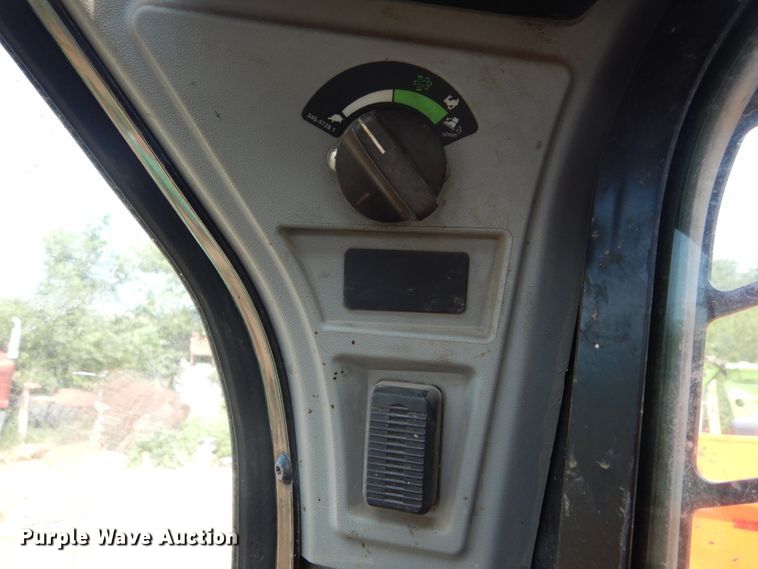 image for item KV9228 2015 Caterpillar 289D  tracked skid steer loader