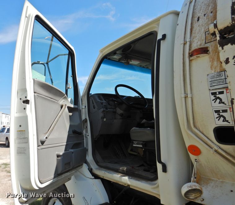 image for item DK2415 1997 Ford L8513  refuse truck