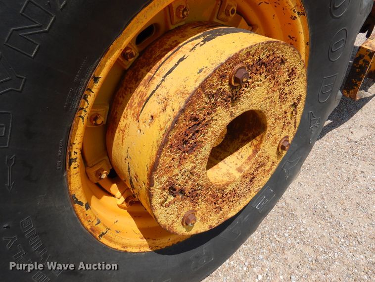 image for item DK8119 1970 John Deere 700A  tractor