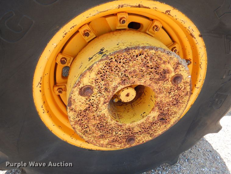 image for item DK8119 1970 John Deere 700A  tractor