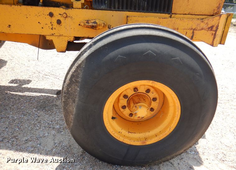 image for item DK8119 1970 John Deere 700A  tractor