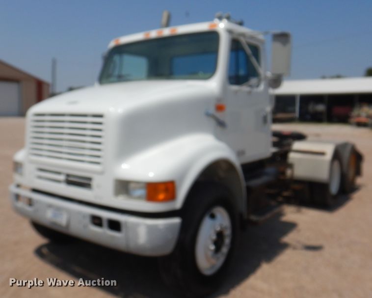 image for item DK8122 2000 International 8100  semi truck