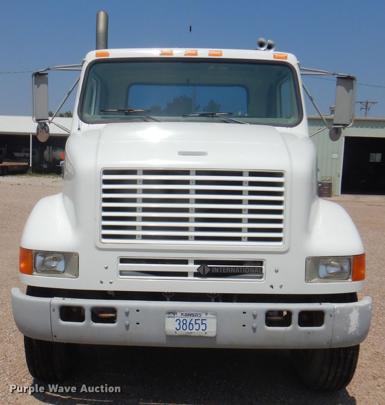 image for item DK8122 2000 International 8100  semi truck