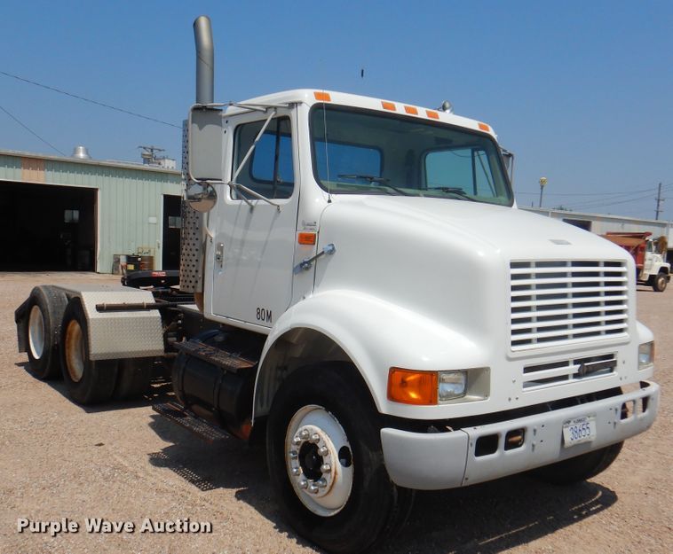 image for item DK8122 2000 International 8100  semi truck